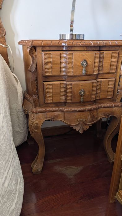 Mobilia de quarto em madeira em bom estado