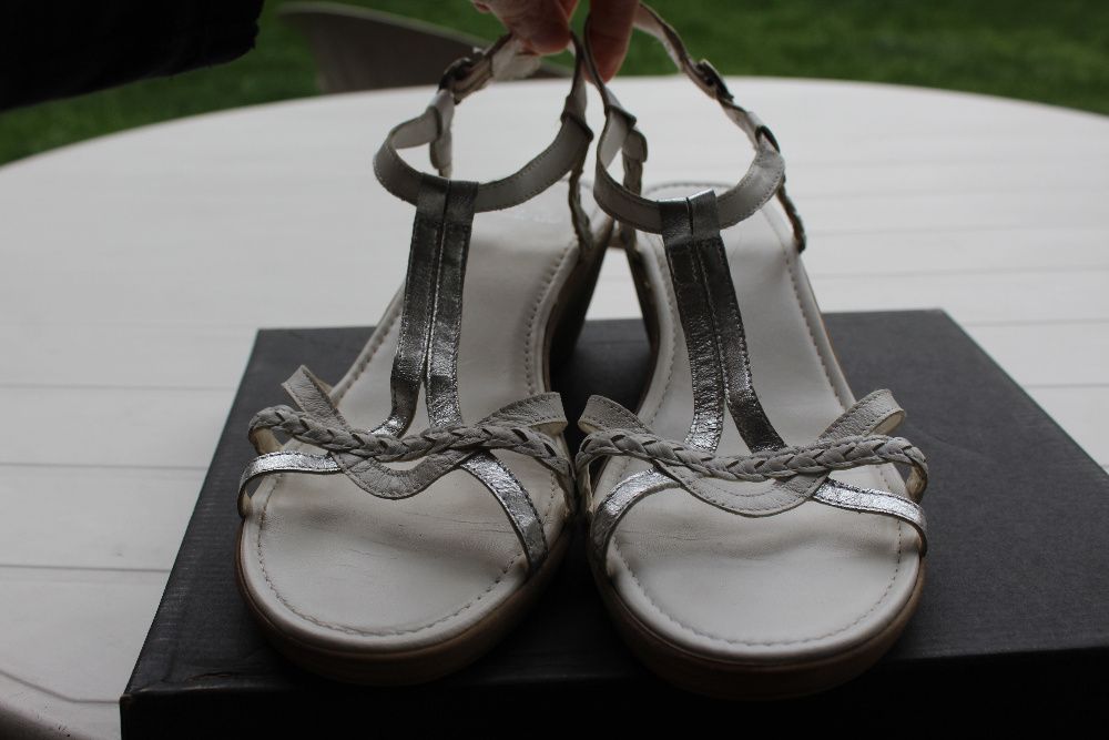 białe skórzane sandałki Clarks rozm 41 /uk7 na klinie