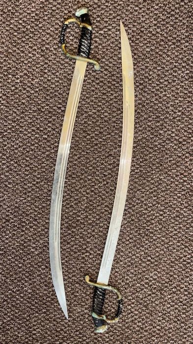 Пара декоративних сувенірних шабель