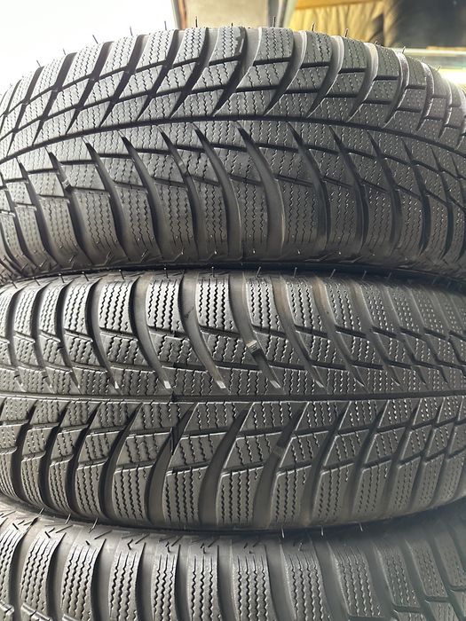 215/65/17 Bridgestone Blizzak Lm001