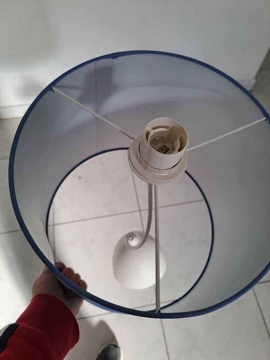 Abajur azul com o cabo para  instalação
