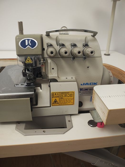 Overlock przemysłowy Jack z oryginalnym stołem