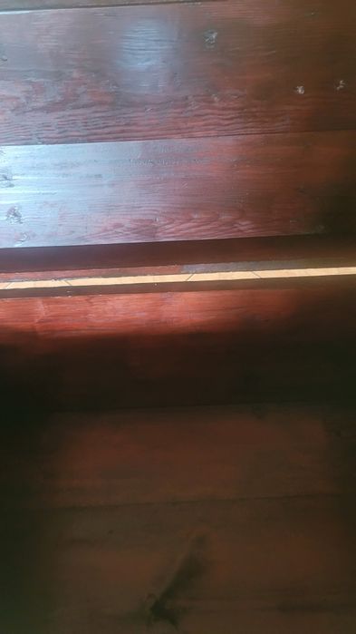 KUFER  z drewna w kolorze ciemnego dębu  starodawny
