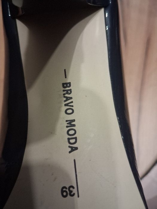 Piękne buciki skórzane 39  firmy  BRAVO MODA