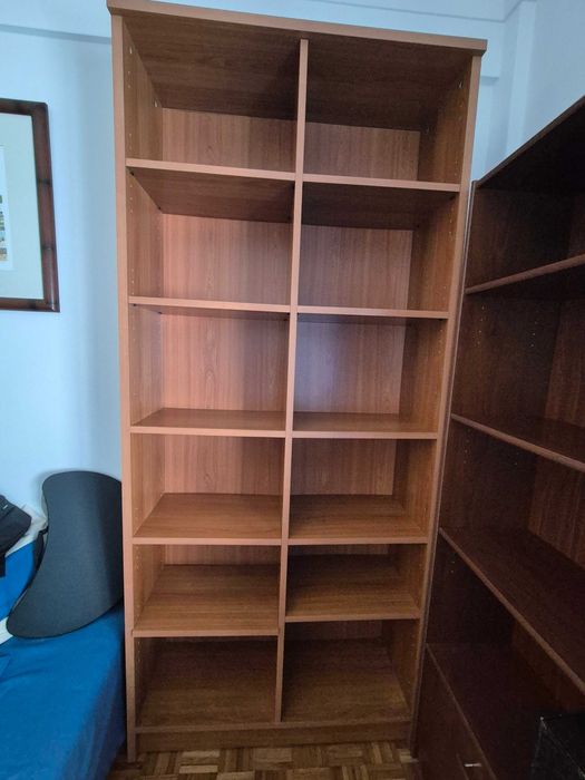 Estante de madeira como nova – grande e resistente