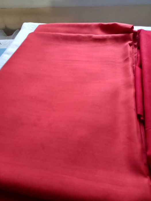 Dwa kawałki czerwonego materiału płótna