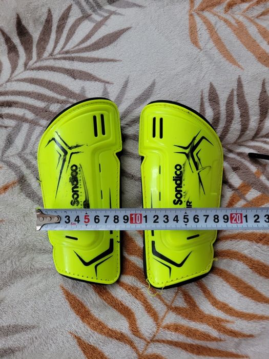 Ochraniacze na piszczele do gry w piłkę nożną