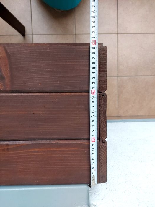 Drewniana donica na balkon, do ogrodu