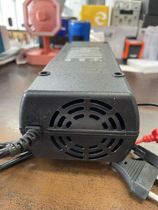 Зарядний пристрій для єлектро транспорту 12v 20A  ,24v 10A