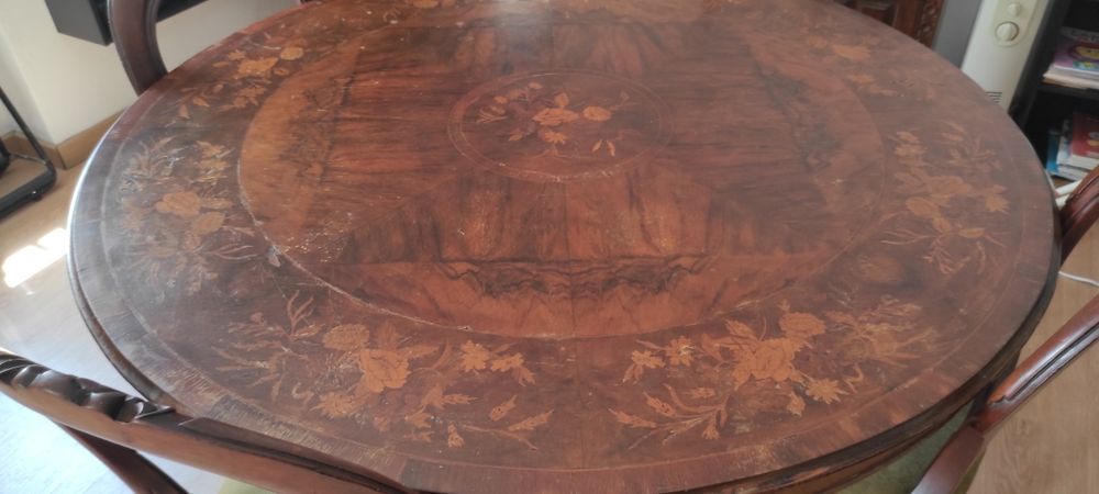 Mesa rústica trabalhada