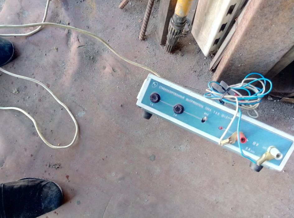 Стабилизированый выпрямитель 12 вольт