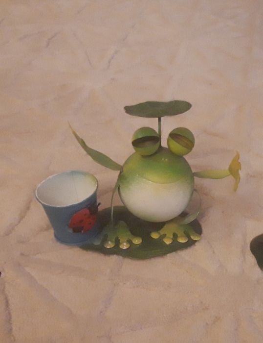 Decoração  divertida com boneco coloridos em lata