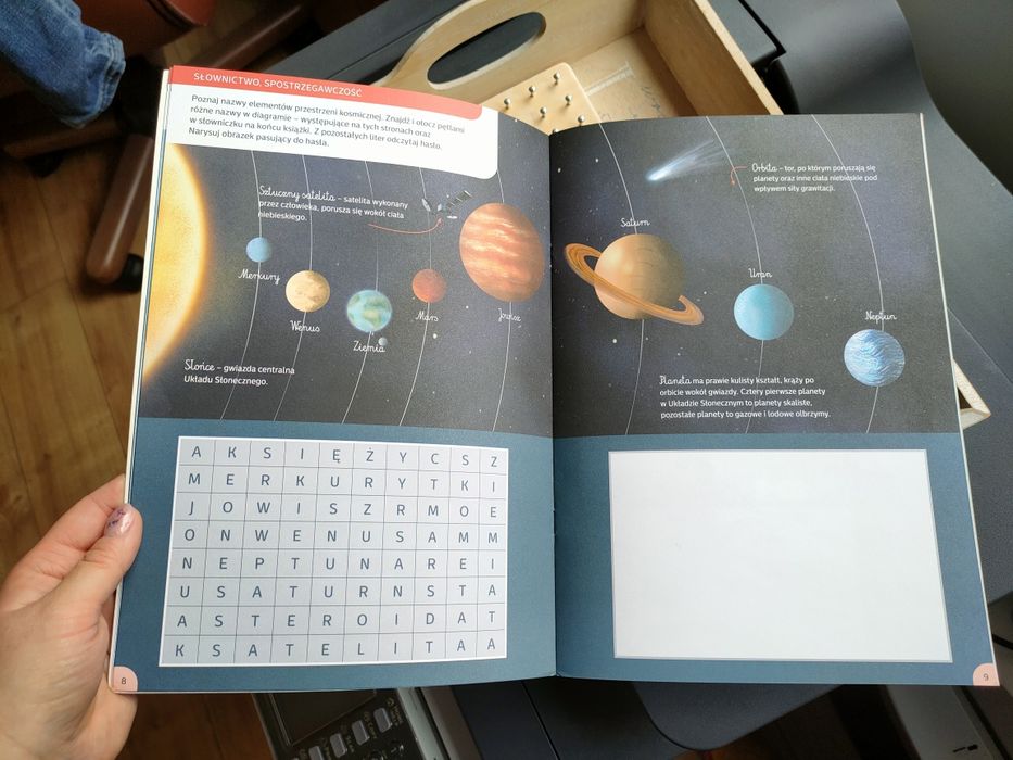 Książka Montessori kosmos z naklejkami