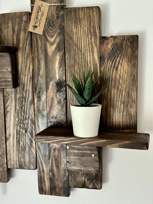 Prateleira decorativa em madeira rustica com ganchos