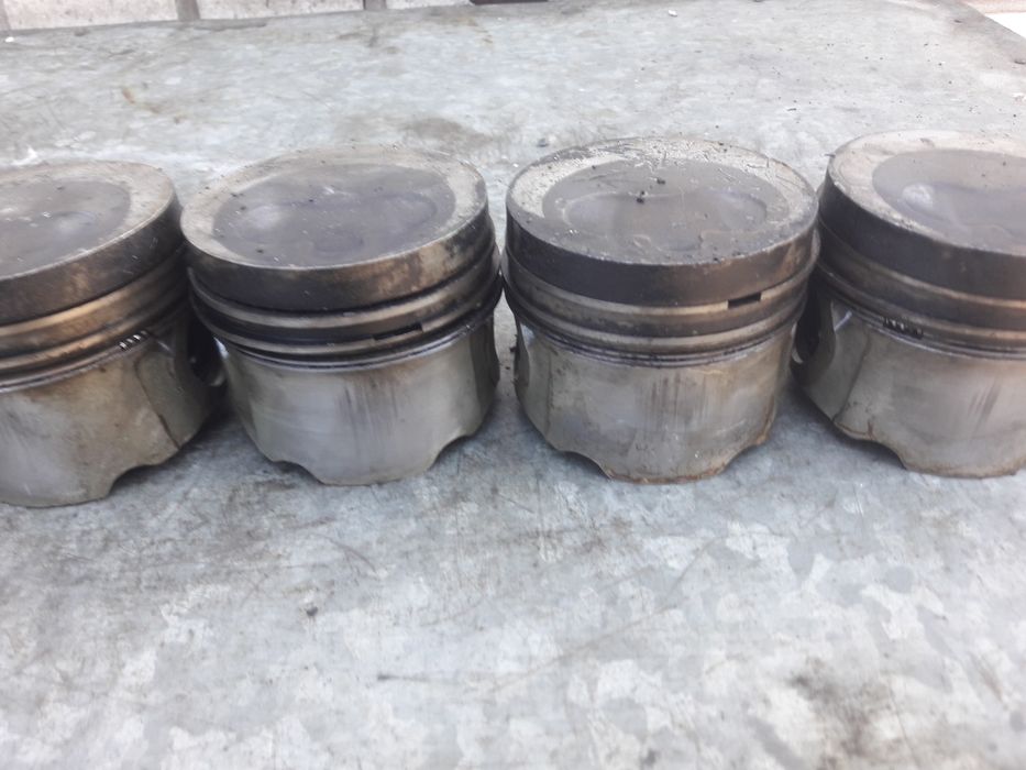 Поршня б/у. Рено Трафик 1.9 турбо дизель. 98-99 год.