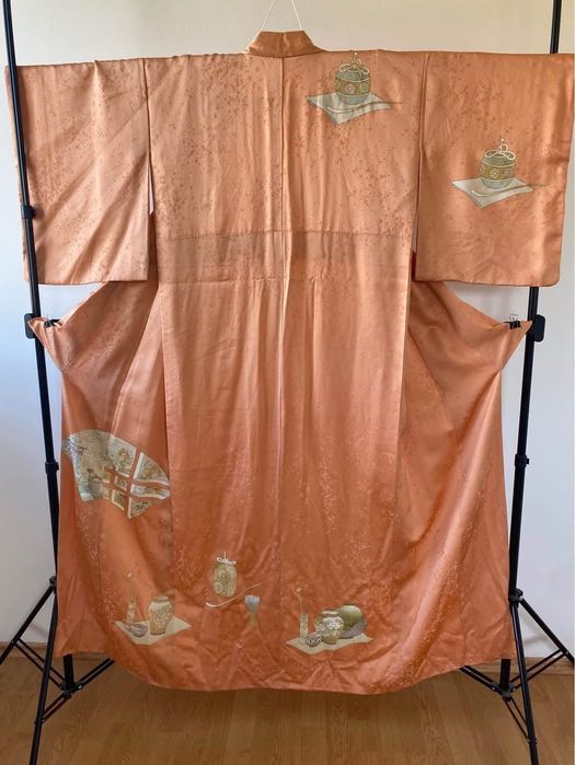 Japońskie kimono tsukesage morelowe w utensylia herbaciane silk jedwab