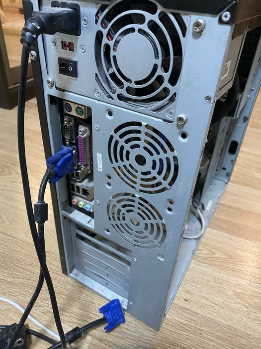 Настольный компьютер , системный блок , монитор , колонка, сабуфер