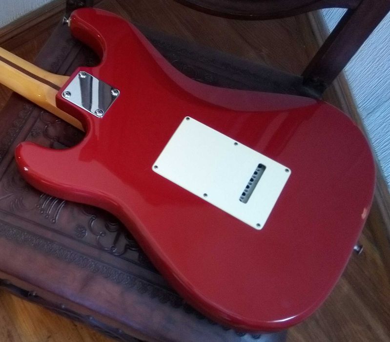 Guitarra (Squier by Fender Stratocaster Standard Fiesta Red Made in Korea 1989) Ligei a um Amplificador Gibson