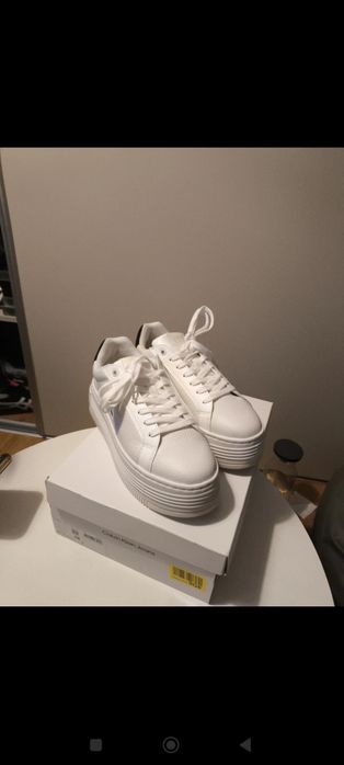 Białe sneakersy CK w kolorze 38