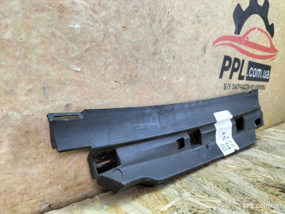 Opel Zafira C 2016-2019 накладка решетки радиатора левая 39084624