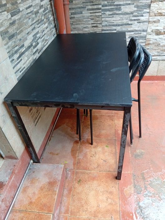 Mesa IKEA e três cadeiras