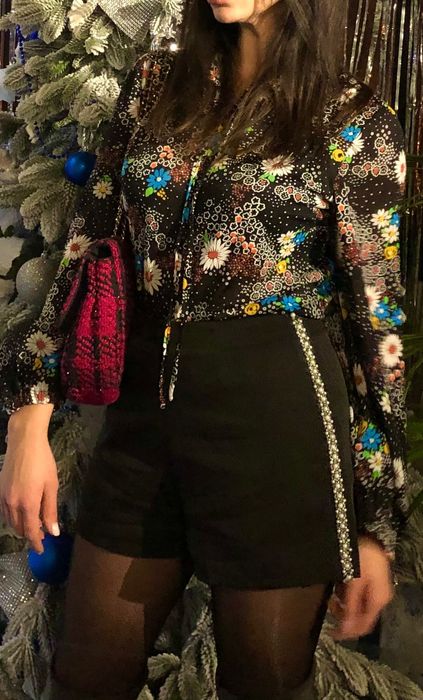 Блузка яскрава в квітку