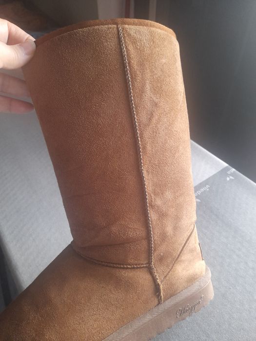 Bota castanha com pelo por dentro