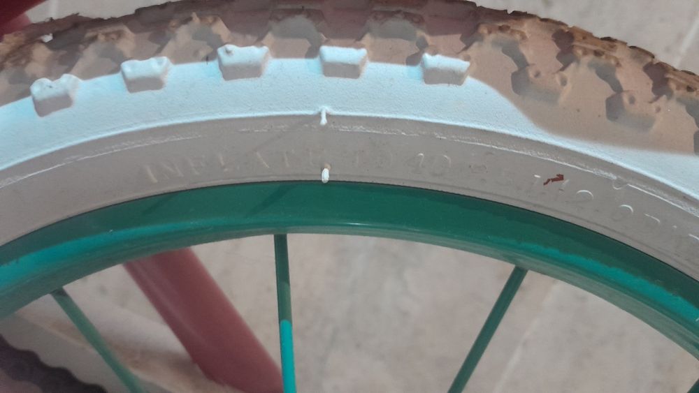 Bicicleta de criança com rodas pequeninas