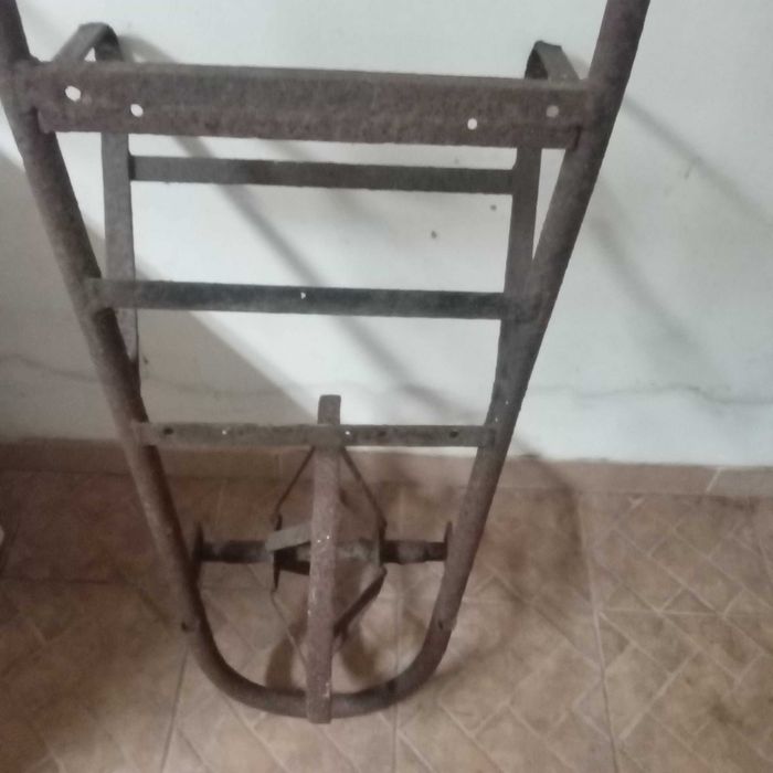 Carrinho de mão em ferro, antigo, com roda 45cms ,1,57mts comp