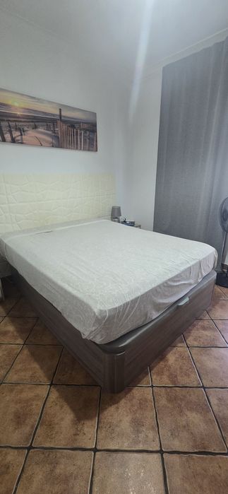 Cama sommier cinza