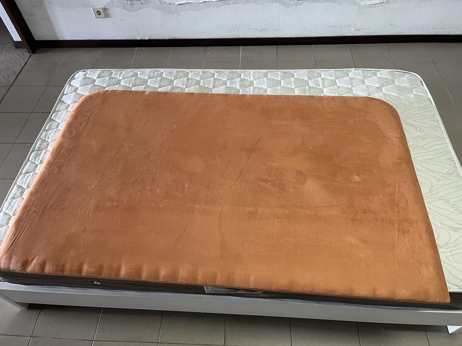 Estrado com colchao e cabeceira em tecidi/veludo