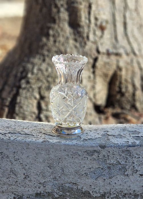 Pequena jarra decorativa com pé em prata