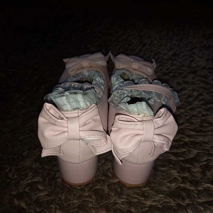 Buty na obcasie nowe