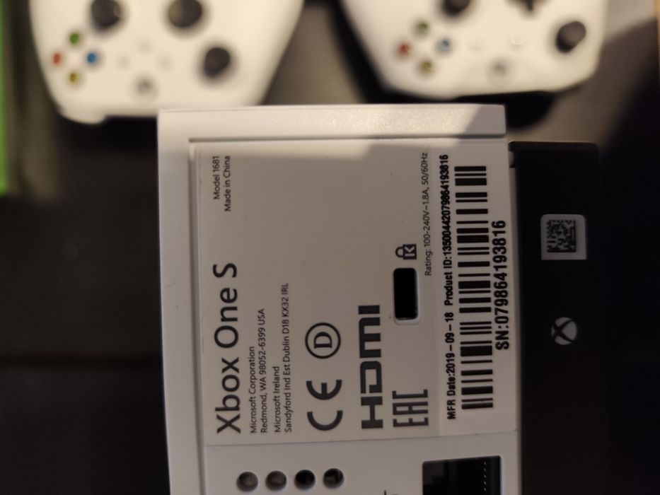 Xbox one s 1T plus Kinect plus 4 gry