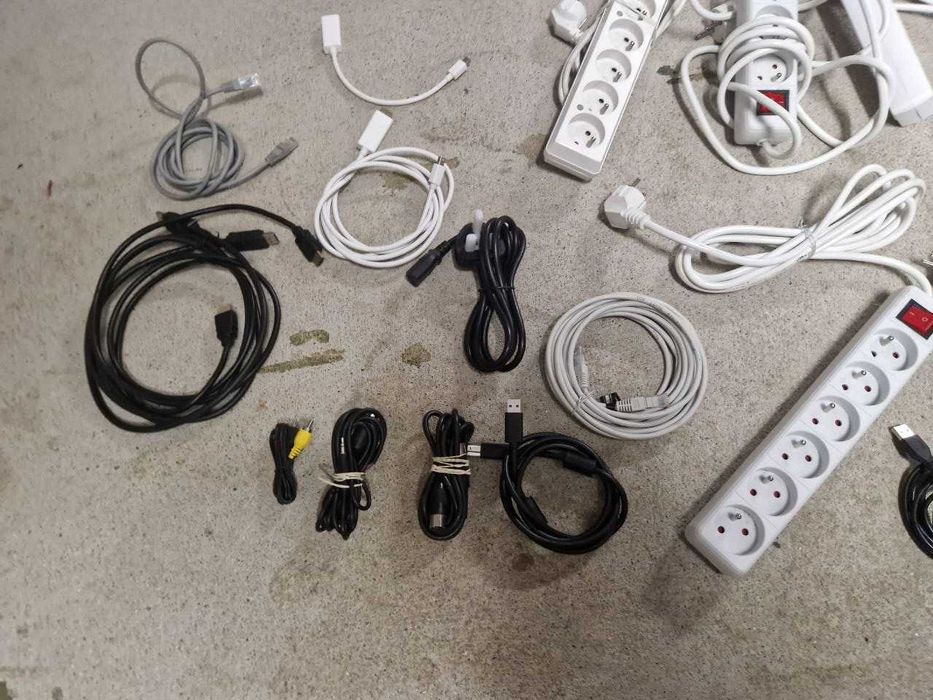 Zestaw kabli i akcesoriów – około 100 sztuk