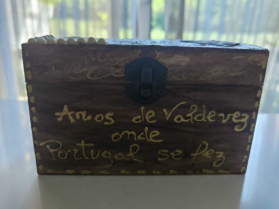 caixa de madeira pintada à mão