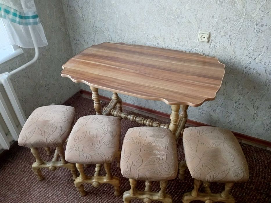 Кухонный стол 71 * 112 см. и 4 стула