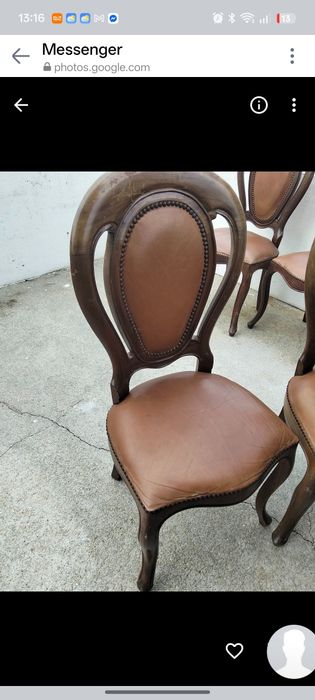 Mesa em madeira e cadeiras