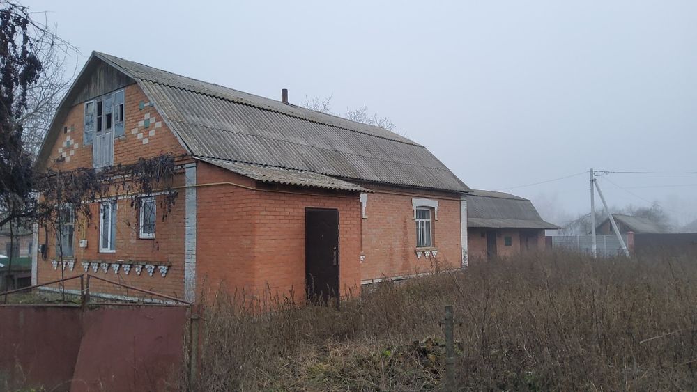 Продається будинок. м. Турбів. Ділянка-12с. Господарські будівлі.