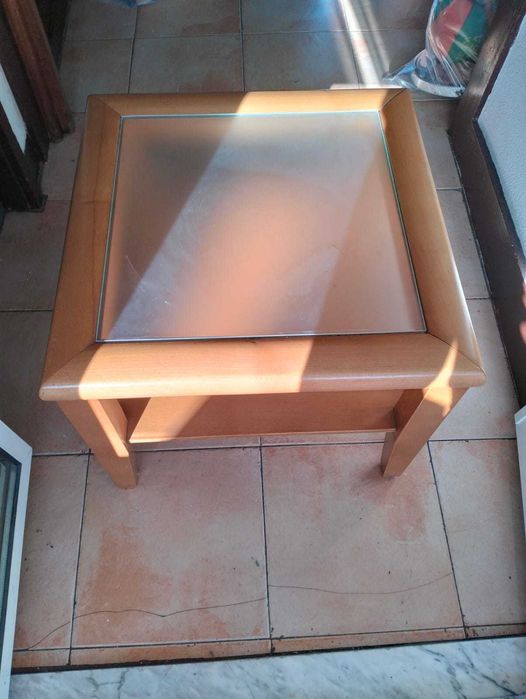 Mesa de Madeira e Tampo Vidro + 4 Cadeiras + Mesinha de Canto de Vidro