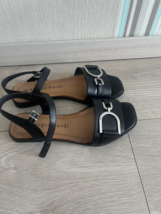 Продам босоножки кожаные на девочку