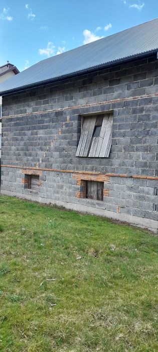 Sprzedam dom jednorodzinny w stanie surowym otwartym.