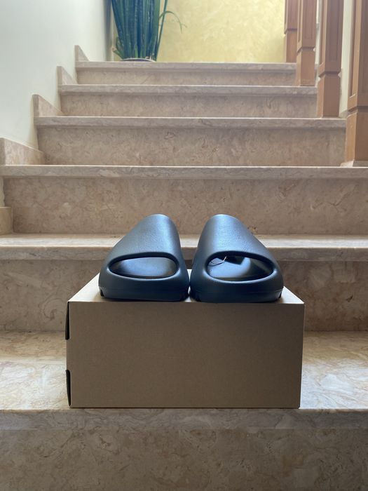 Yeezy slide “Onyx” 43