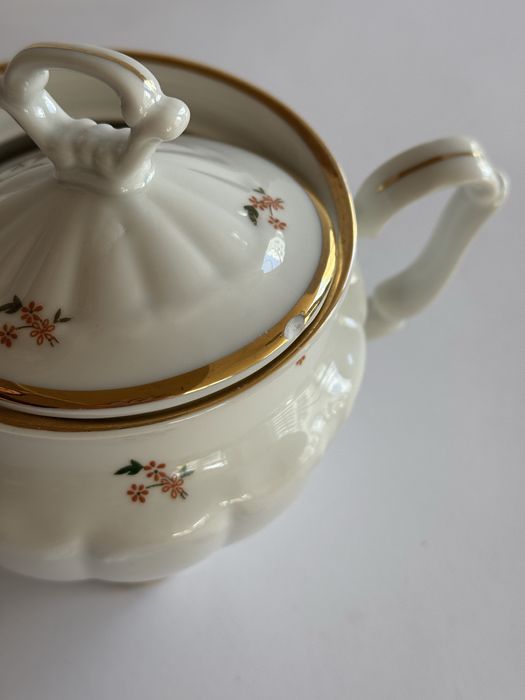 Wałbrzych serwis porcelanowy 6-osobowy Porcelana PRL kwiatki