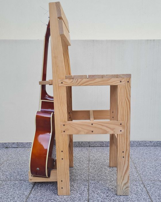 Cadeira Artesanal em Madeira com Suporte para Guitarra - Feita à Mão