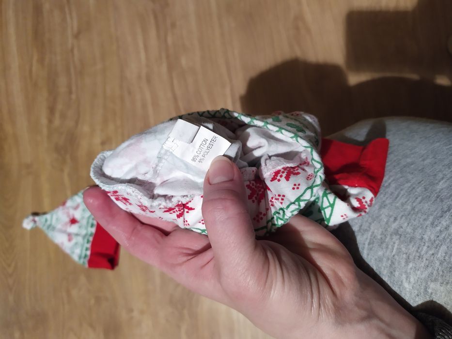 Świąteczne spodnie i czapeczka 80