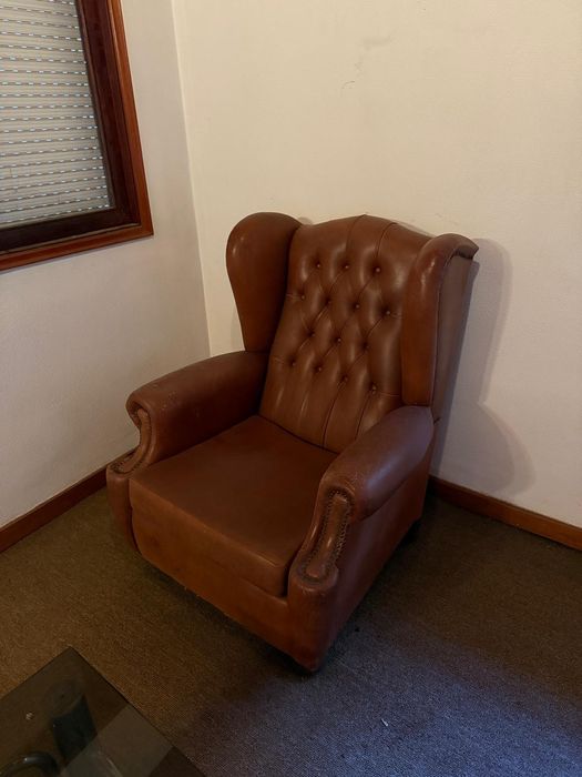 Sofás em pele ( 1 sofá cama e 2 cadeirões)