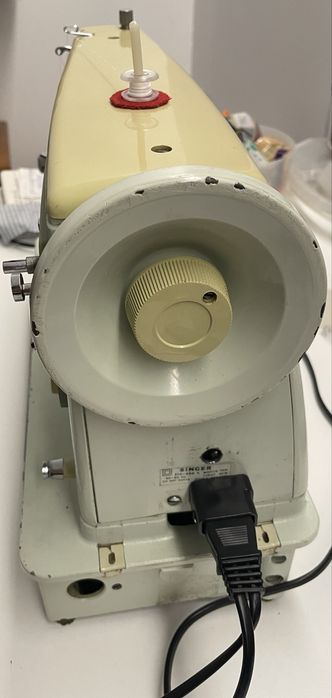 Máquina de costura SINGER em ferro, a funcionar!