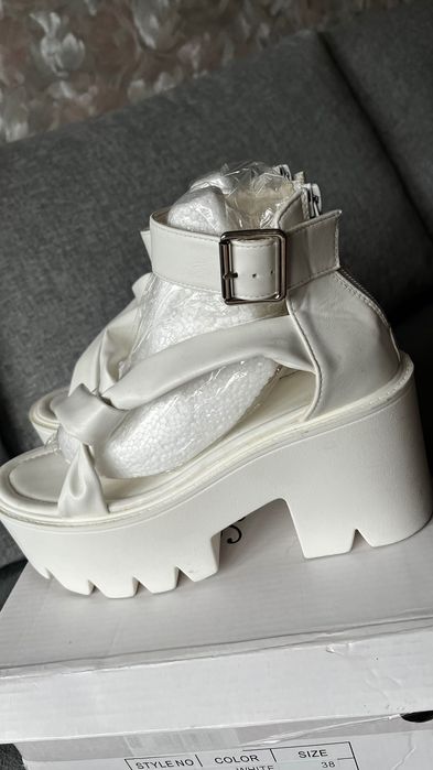 Ładnie sandały białe