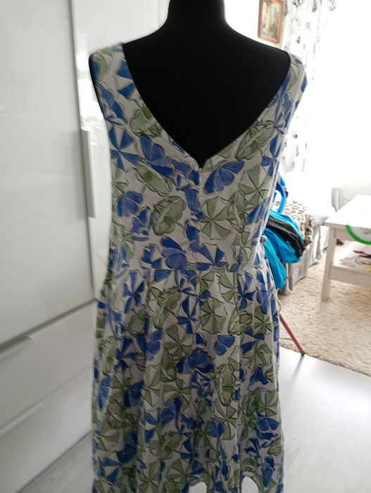 Piękna sukienka damska we wzory